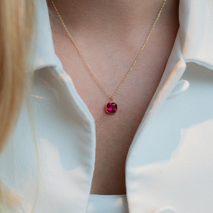 Petit Comité Geboortesteen Ketting juli robijn